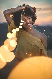 Une femme est heureuse lorsqu'elle est dans la lumière, en pleine conscience, attentive et connectée au monde. Gratitude.