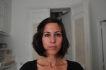 Portait thérapeutique pleine lumière, sans filtre, sans masque, sans sourire : visage à l'état brut à l'instant